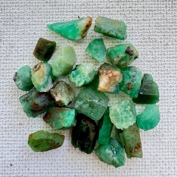32 carats Emerald Crystals Lot #8 - Picture 1 of 7